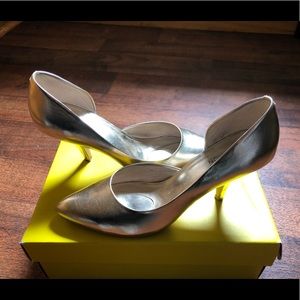Kenneth Cole gold 2” pumps